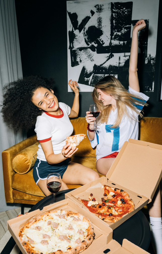 Chicas disfrutando de pizzas de Ktxo Pizzería