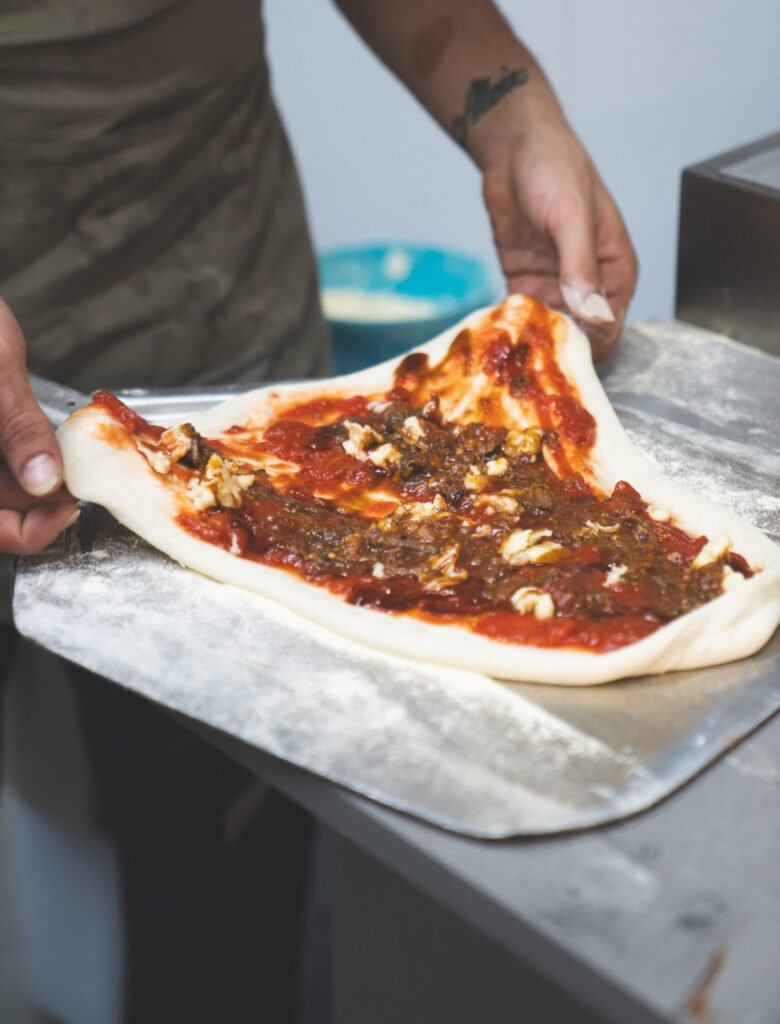 Preparación de pizza italiana artesanal