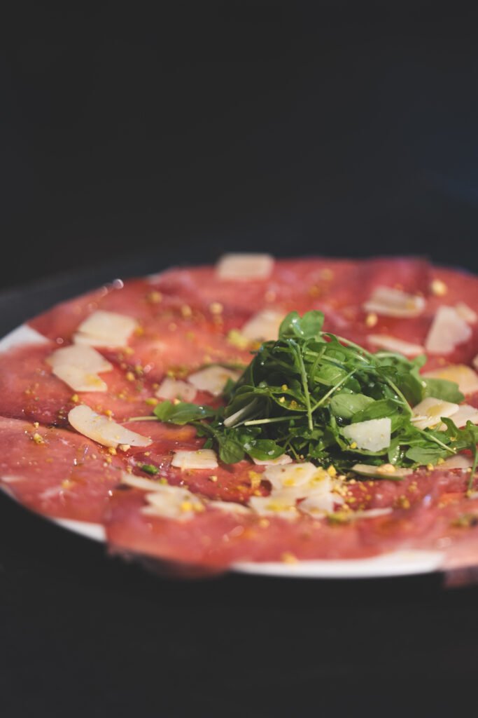 Carpaccio italiano con rúcula fresca.
