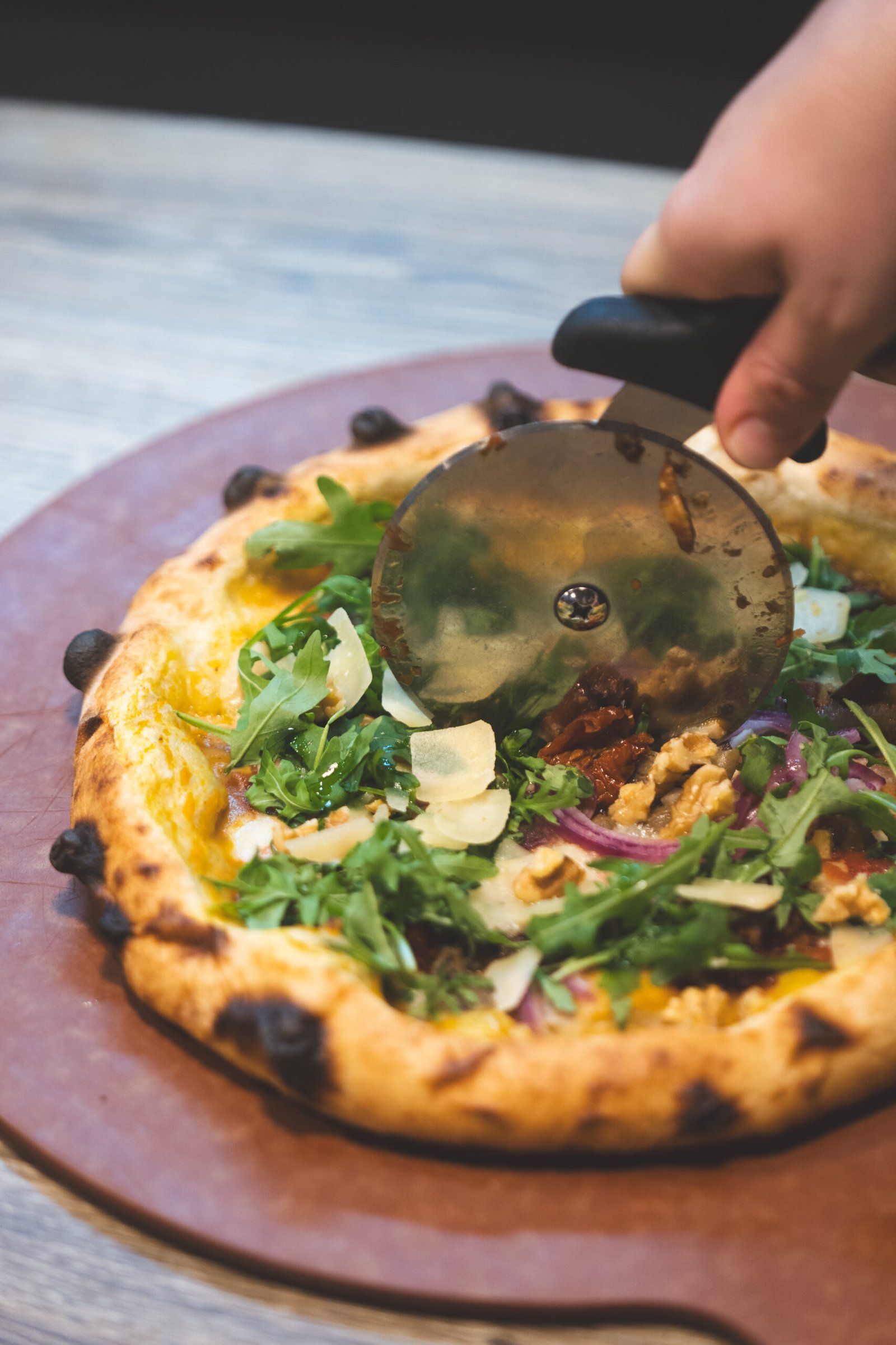 Cortando pizza recién horneada