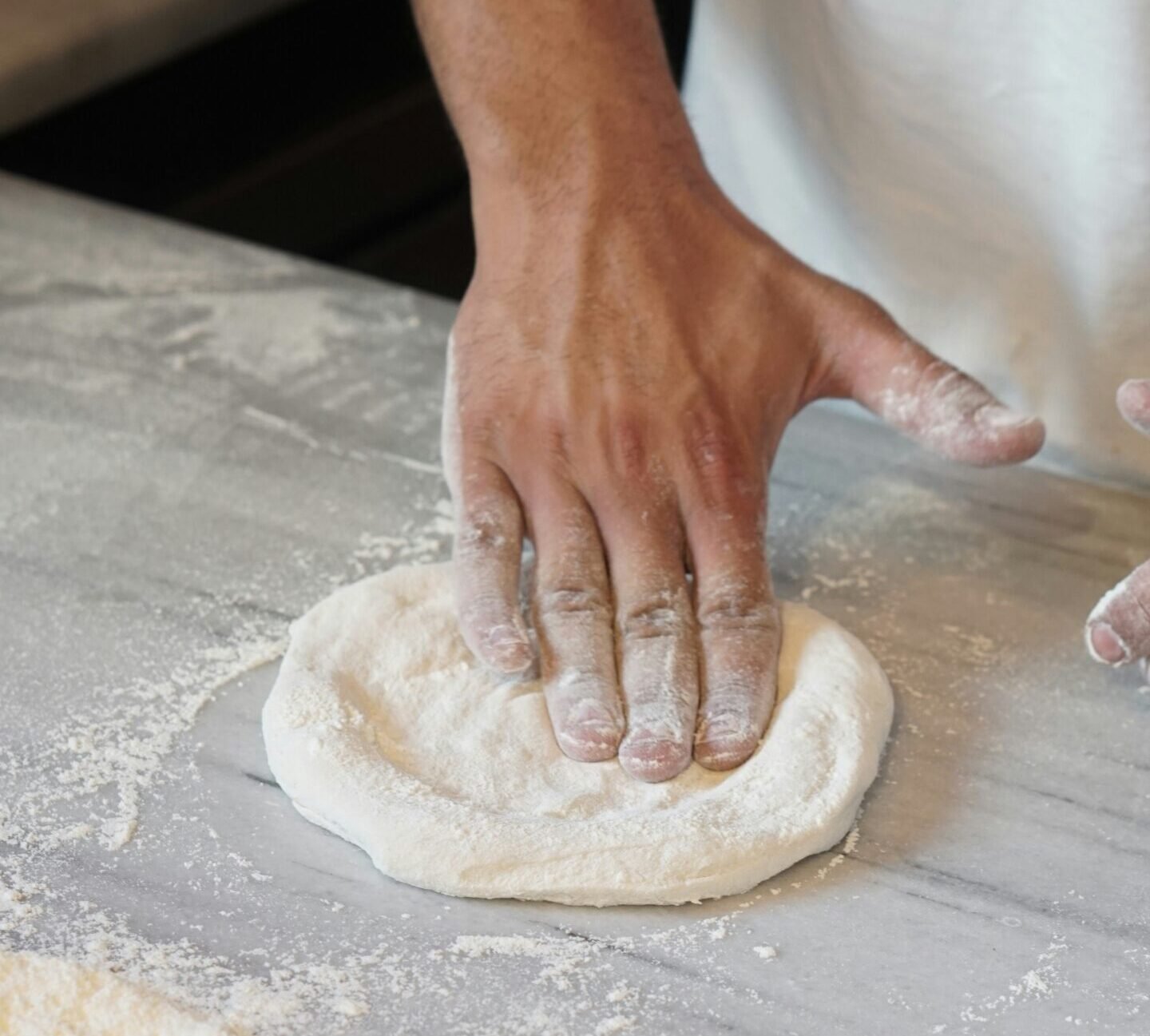 Pizzero preparando masa de pizza